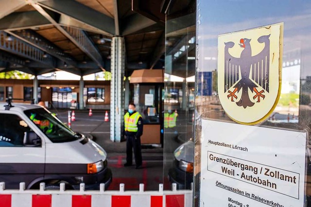 Ein Beamter der Bundespolizei kontroll...s der Schweiz einreisenden Autofahrer.  | Foto: Philipp von Ditfurth (dpa)