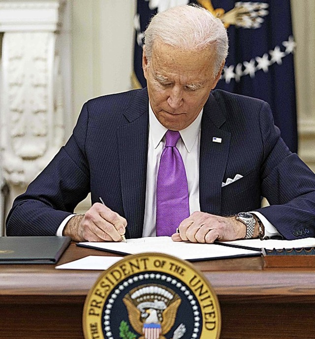 Biden unterzeichnet ein Dekret.  | Foto: MANDEL NGAN (AFP)