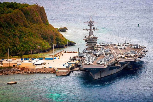 Der Flugzeugtrger USS Theodore Roosev... seine Luftverteidigungszone geflogen.  | Foto: CONNER D. BLAKE (AFP)