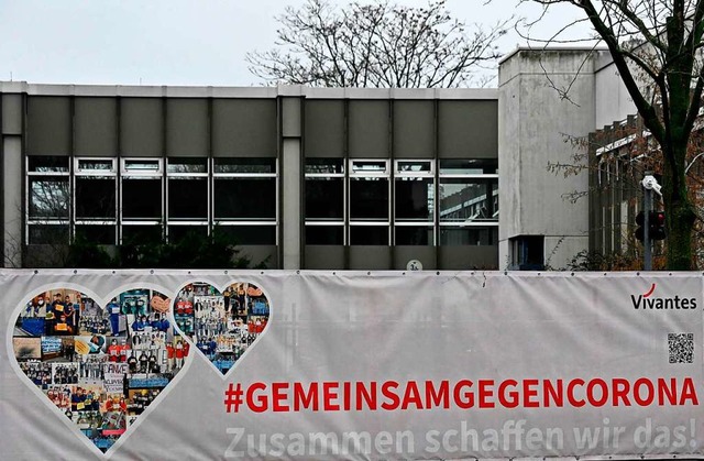 Plakat vor der Berliner Humboldt-Klinik   | Foto: TOBIAS SCHWARZ (AFP)