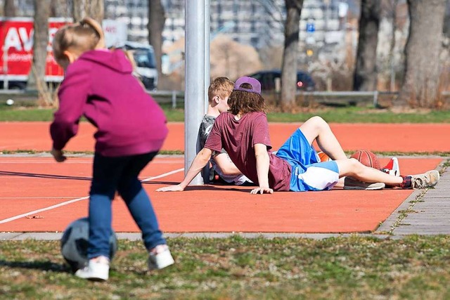 Abhngen mit Freunden ist fr Kinder und Jugendliche derzeit kaum mglich.  | Foto: Sebastian Kahnert (dpa)