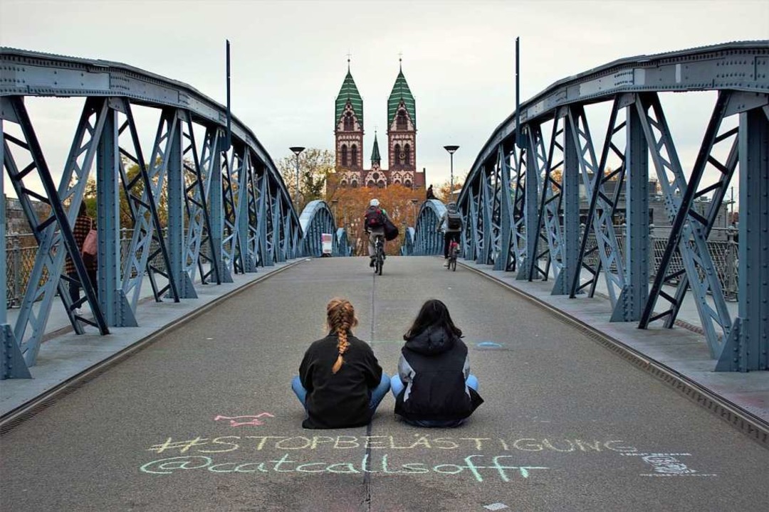 Sandra und Silja haben den Instagra-Ac...;CatcallsofFreiburg &#8220; gegrndet.  | Foto: Catcalling Freiburg