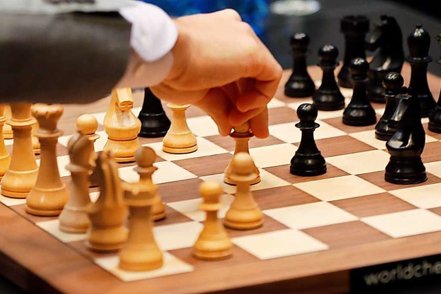 Beim Schachspiel treten zwei Spieler g... der andere mit den schwarzen Figuren.  | Foto: Frank Augstein