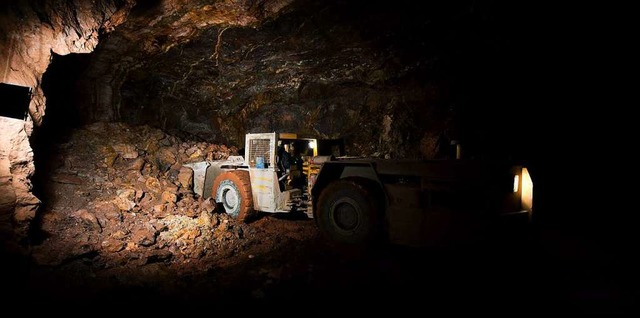 Ein Lader ldt in einem Bergwerk in Sa...werspatgrube Niederschlag, Gestein ab.  | Foto: Arno Burgi