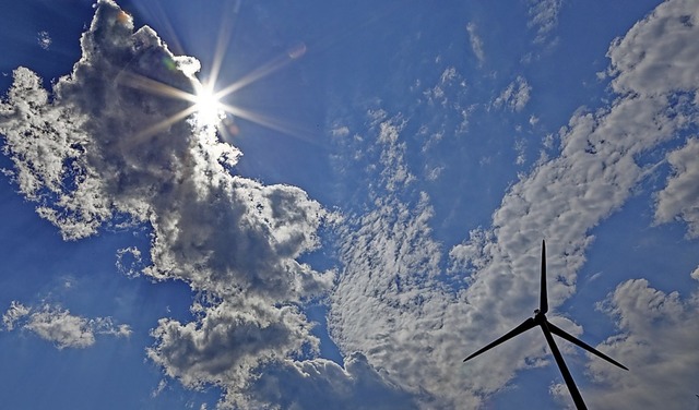 Sonnen- und Windenergie sind wichtige Bausteine der Energiewende.  | Foto: Martin Wendel