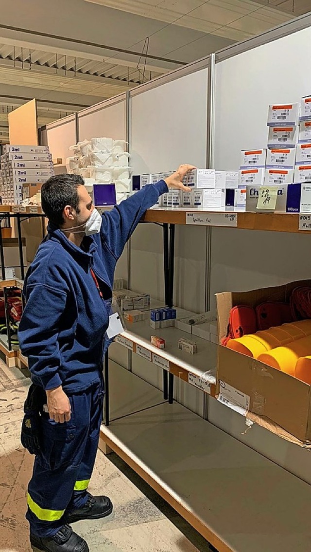 Ein THW-Mitarbeiter berprft Warenbestnde in einem der Impfzentren.   | Foto: THW