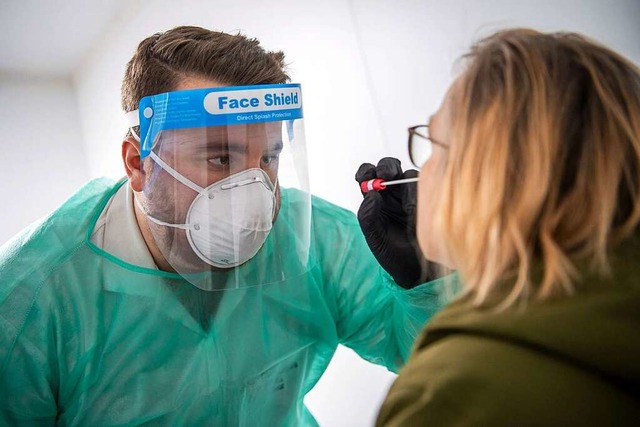 Ein Abstrich fr einen PCR-Test wird v...beiter im Corona-Testzentrum genommen.  | Foto: Sina Schuldt (dpa)