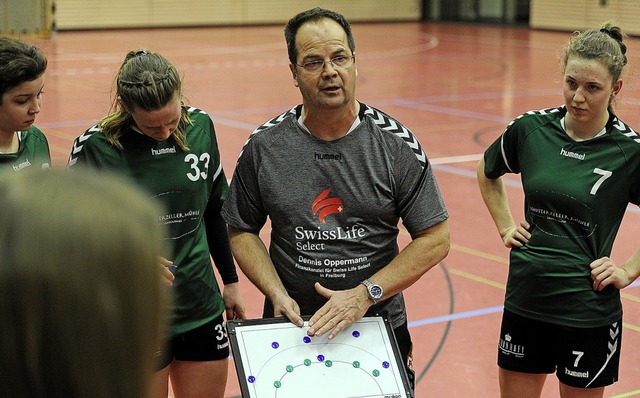 Taktische Anweisungen gibt Manfred Kur...weiten Frauenmannschaft der SG Scutro.  | Foto: Pressebro Schaller