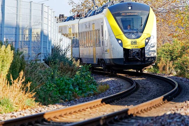 Eine S-Bahn der DB Regio fhrt durch d...bebauung in Richtung Bahnhof Endingen.  | Foto: Martin Wendel