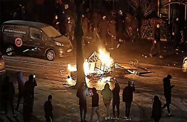 Randale gegen die Ausgangssperre in Haarlem (Handyaufnahme)  | Foto: Uncredited (dpa)