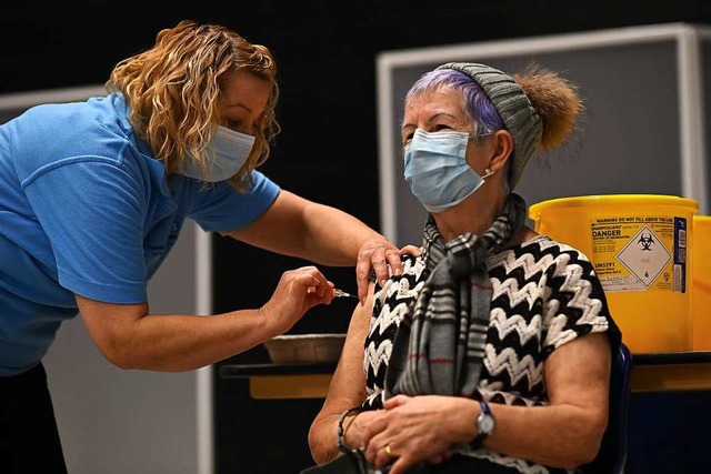 Eine Frau in Brighton erhlt eine Astrazeneca-Impfung.  | Foto: BEN STANSALL (AFP)