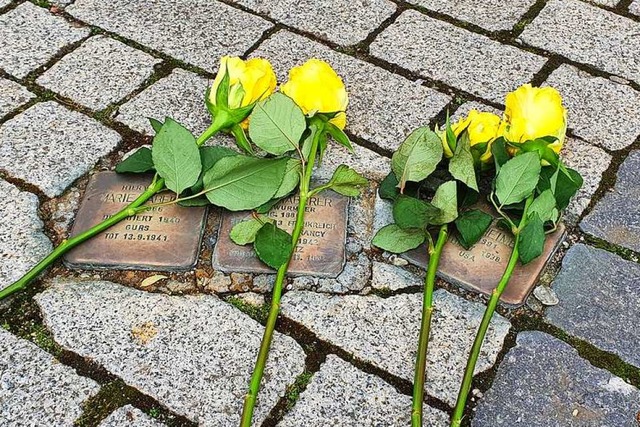 Rosen auf Stolpersteinen erinnern  in ...n die Ermordeten durch das Naziregime.  | Foto: Karl Kovacs