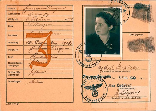 Der Reisepass von Lydia Mayer, mitten ...weiskontrollen sofort identifizierbar.  | Foto: Stdtische Sammlung Emmendingen, Fotograf unbekannt