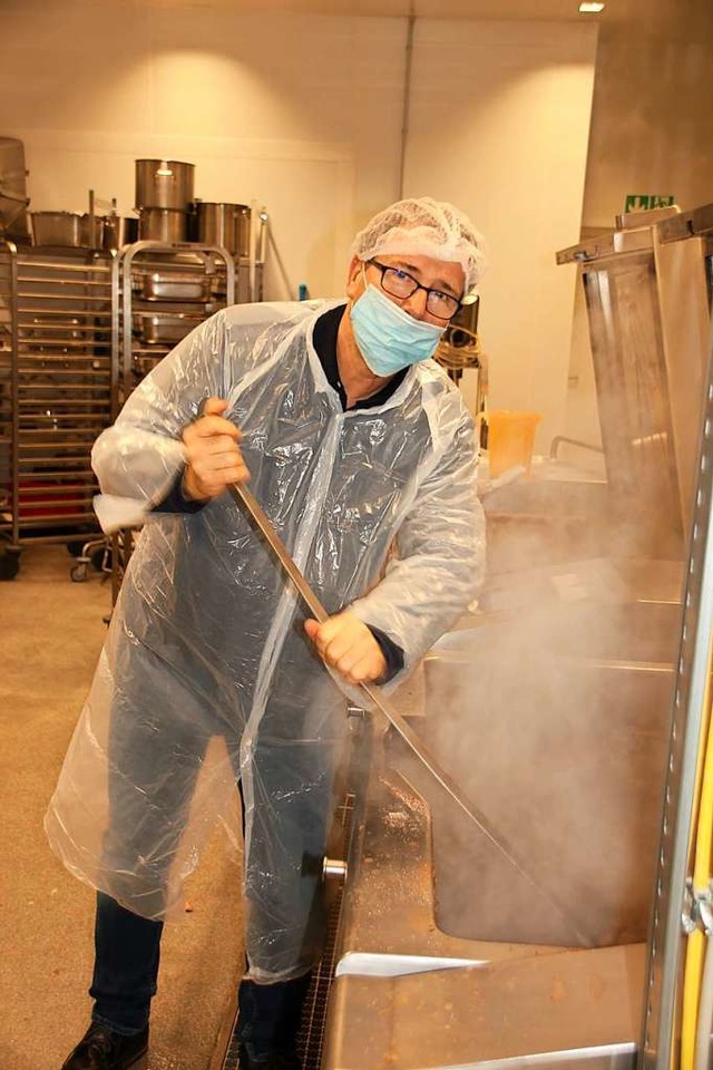 Thomas Veser beim Kochen in der Btzinger &#8222;Kinderleicht&#8220;-Kche  | Foto: Mario Schneberg