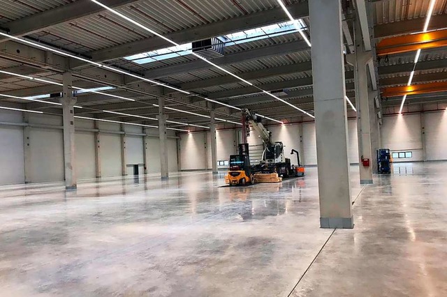 Blick in die neue Halle. Das Gebude s...ten Monaten geht es an die Feinarbeit.  | Foto: Dieter Stockkamp