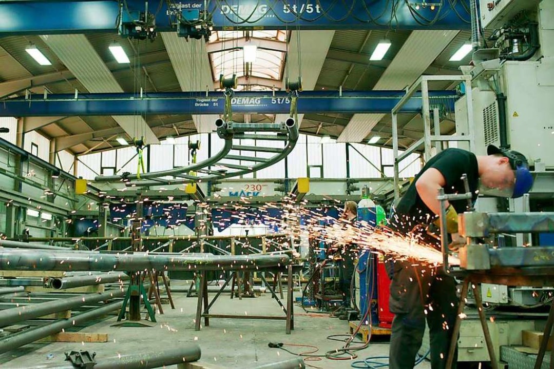 Beim Schienenbau ist viel Handarbeit gefragt.  | Foto: Mack Rides