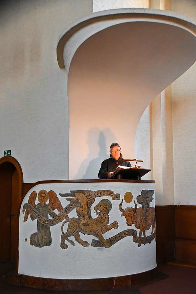 Pfarrer Joachim Kruse auf der Kanzel in der Christuskirche  | Foto: Horatio Gollin