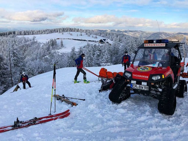 Mit einem Spezialschlitten der Bergwac...te zum Parkplatz transportiert werden.  | Foto: Bergwacht Waldkirch