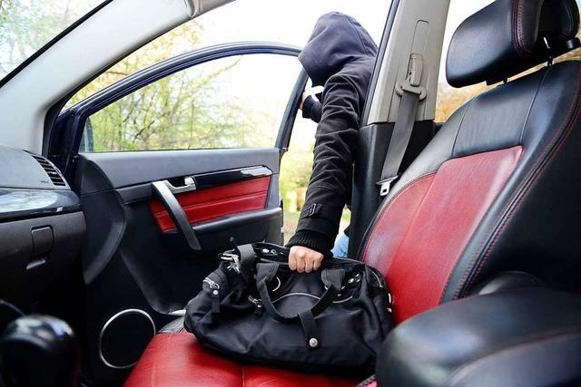 Erneut hat ein Dieb eine Tasche aus einem unverschlossenen Auto gestohlen