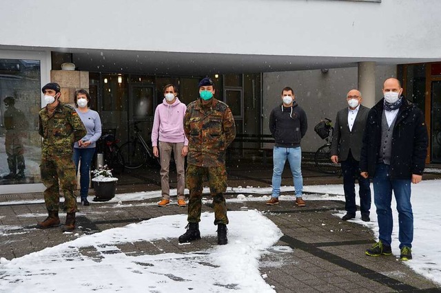 Soldaten der Bundeswehr untersttzen d...Elssser, Karin Schrodi und Hussain M.  | Foto: Felix Lieschke