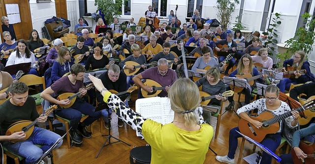 Aus besserer Zeit: Probe der Mandoline...insbergen mit Blsern fr ein Festival  | Foto: Sylvia Sredniawa