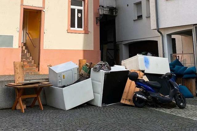 Stadt Lahr rumt illegalen Mll auf dem Urteilsplatz weg