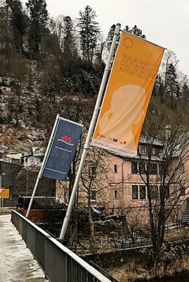 Die   gelb-orange Flagge der Europischen Mozart-Wege in Zell  | Foto: Stadt Zell