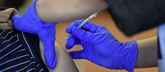 Mobile Impfteams sind aktuell unterweg... Pflegeheimen gegen Corona zu impfen.   | Foto: Felix Kstle (dpa)