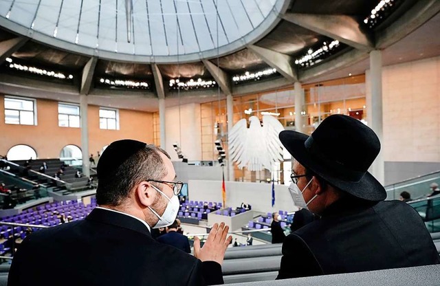 Zwei Rabbiner sitzen auf der Besuchertribne des Bundestags.  | Foto: Michael Kappeler (dpa)