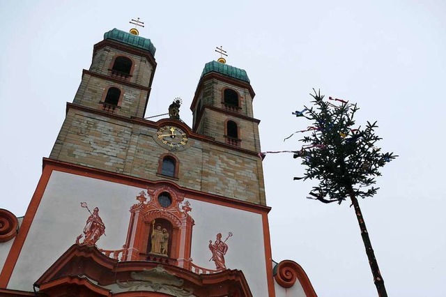 Einsam steht der zum Narrenbaum umfunk...sten Faien wegen der Corona-Pandemie.  | Foto: Stefan Mertlik