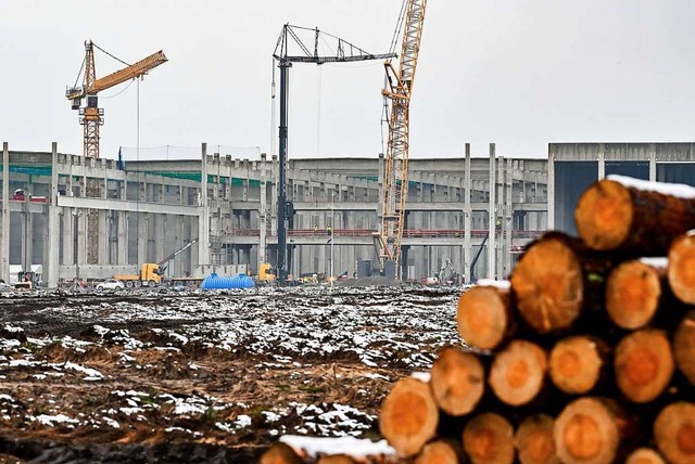 Tesla will in Grnheide, wo der Konzer...k baut, auch die Batterien herstellen.  | Foto: Patrick Pleul (dpa)