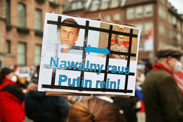 Bei Protesten gegen die Verhaftung Naw...es Plakat wurde in Dsseldorf gezeigt.  | Foto: David Young (dpa)