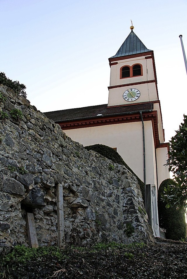 Die Kirche wird ins Sanierungsgebiet a...r Mauer zwischen Portal und Pfarrhaus.  | Foto: Martin Wendel