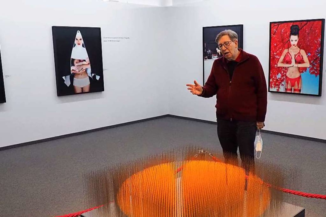 Jürgen Messmer inmitten der &#8222;Fantastische Bildwelten&#8220;-Ausstellung  | Foto: Michael Haberer