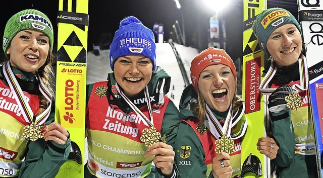 Tag des Triumphs: Juliane Seyfarth (vo...ld die Goldmedaille im Teamspringen.    | Foto: Hendrik Schmidt