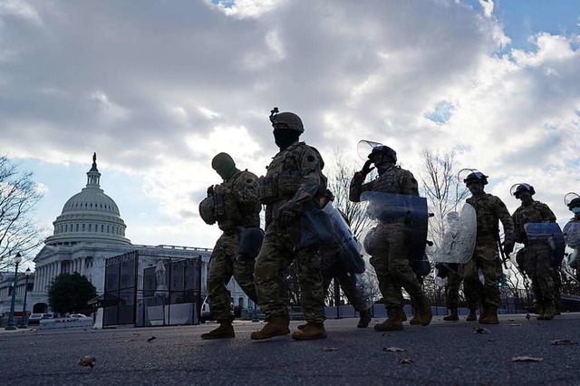 Truppen der US-Nationalgarde vor dem K...k so viele Soldaten gesehen, sagt sie.  | Foto: Liu Jie (dpa)