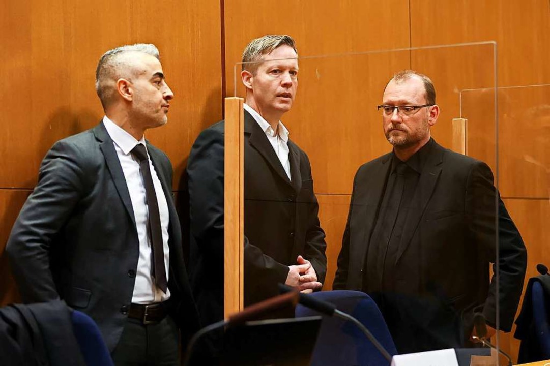 Schuldig: Stephan Ernst (Mitte) am Don...ustafa Kaplan (links) und Jörg Hardies  | Foto: Kai Pfaffenbach (dpa)