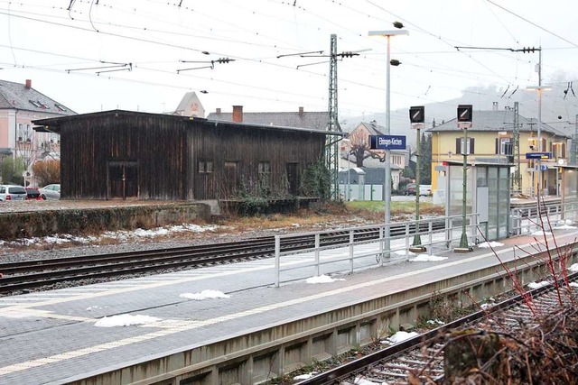 Der  Gterschuppen aus  Holz mit seine...ein Kulturdenkmal mit Seltenheitswert.  | Foto: Victoria Langelott