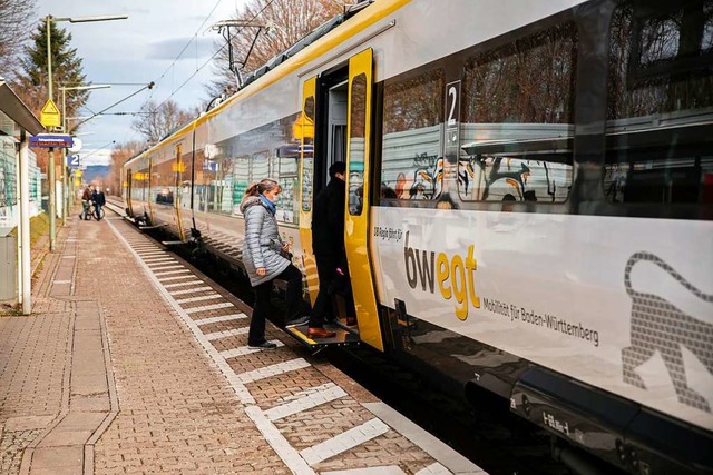 Die neuen ausfahrbaren Spaltberbrcku...de zweite S-Bahn hlt in Gundelfingen.  | Foto: Hubert Gemmert