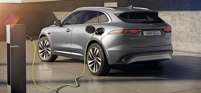 An der langen Leine: der F-Pace als Plug-in-Hybrid  | Foto: Werk