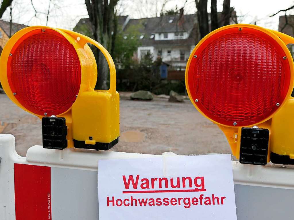 Noch ist es kein auergewhnliches Hochwasser. Doch erste Uferwege und Parkpltze am Neumagen sind gesperrt. Bei Feuerwehren und Bauhfen liegen Sandscke bereit. Kritische Marken sind bald berschritten, wenn der Regen anhlt.