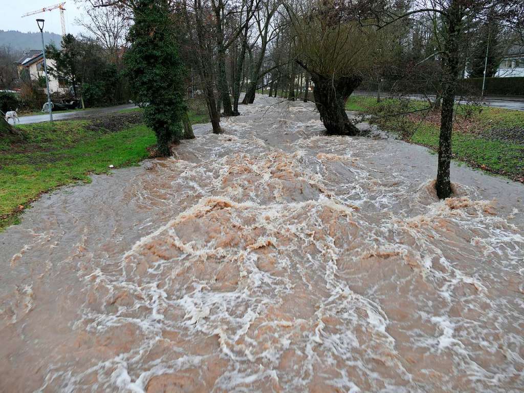 Noch ist es kein auergewhnliches Hochwasser. Doch erste Uferwege und Parkpltze am Neumagen sind gesperrt. Bei Feuerwehren und Bauhfen liegen Sandscke bereit. Kritische Marken sind bald berschritten, wenn der Regen anhlt.