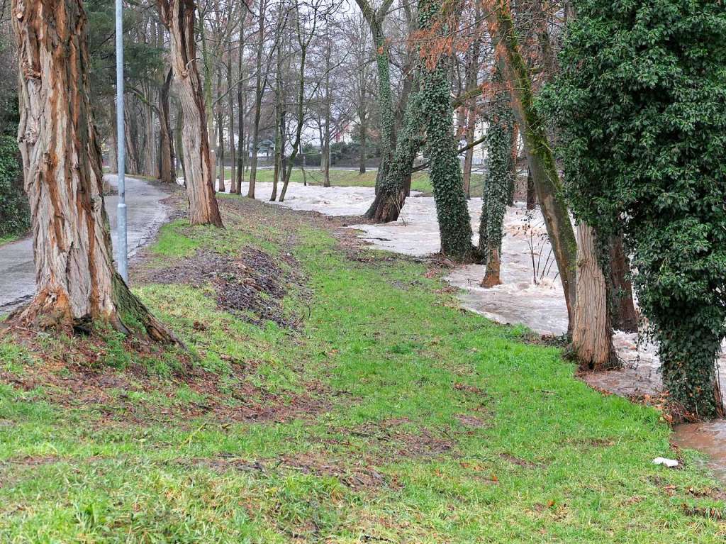 Noch ist es kein auergewhnliches Hochwasser. Doch erste Uferwege und Parkpltze am Neumagen sind gesperrt. Bei Feuerwehren und Bauhfen liegen Sandscke bereit. Kritische Marken sind bald berschritten, wenn der Regen anhlt.