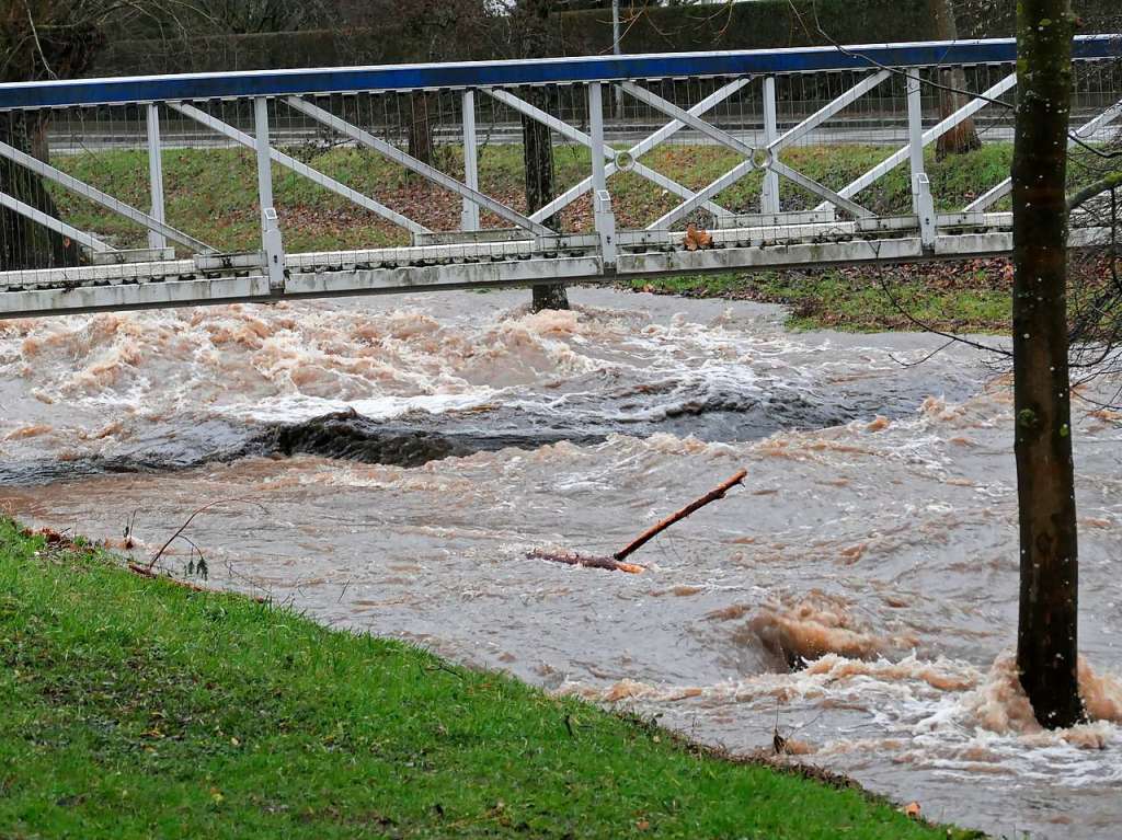 Noch ist es kein auergewhnliches Hochwasser. Doch erste Uferwege und Parkpltze am Neumagen sind gesperrt. Bei Feuerwehren und Bauhfen liegen Sandscke bereit. Kritische Marken sind bald berschritten, wenn der Regen anhlt.