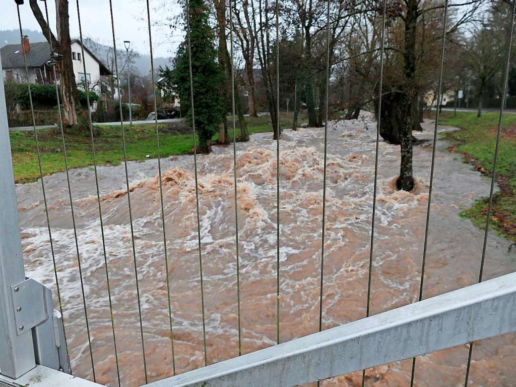 Noch ist es kein auergewhnliches Hochwasser. Doch erste Uferwege und Parkpltze am Neumagen sind gesperrt. Bei Feuerwehren und Bauhfen liegen Sandscke bereit. Kritische Marken sind bald berschritten, wenn der Regen anhlt.