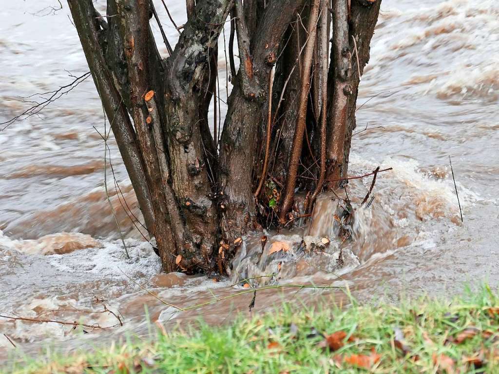 Noch ist es kein auergewhnliches Hochwasser. Doch erste Uferwege und Parkpltze am Neumagen sind gesperrt. Bei Feuerwehren und Bauhfen liegen Sandscke bereit. Kritische Marken sind bald berschritten, wenn der Regen anhlt.