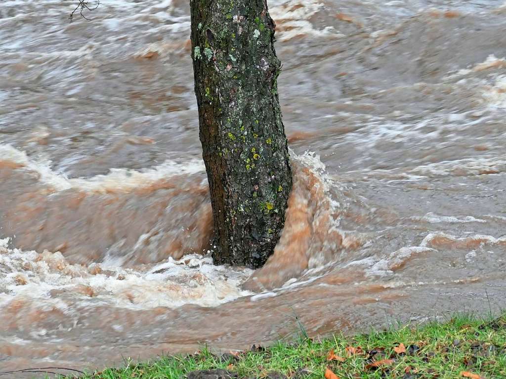 Noch ist es kein auergewhnliches Hochwasser. Doch erste Uferwege und Parkpltze am Neumagen sind gesperrt. Bei Feuerwehren und Bauhfen liegen Sandscke bereit. Kritische Marken sind bald berschritten, wenn der Regen anhlt.