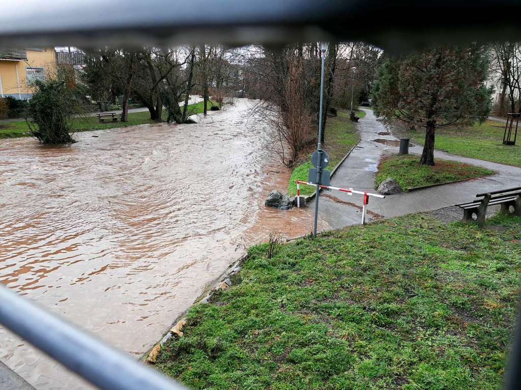 Noch ist es kein auergewhnliches Hochwasser. Doch erste Uferwege und Parkpltze am Neumagen sind gesperrt. Bei Feuerwehren und Bauhfen liegen Sandscke bereit. Kritische Marken sind bald berschritten, wenn der Regen anhlt.