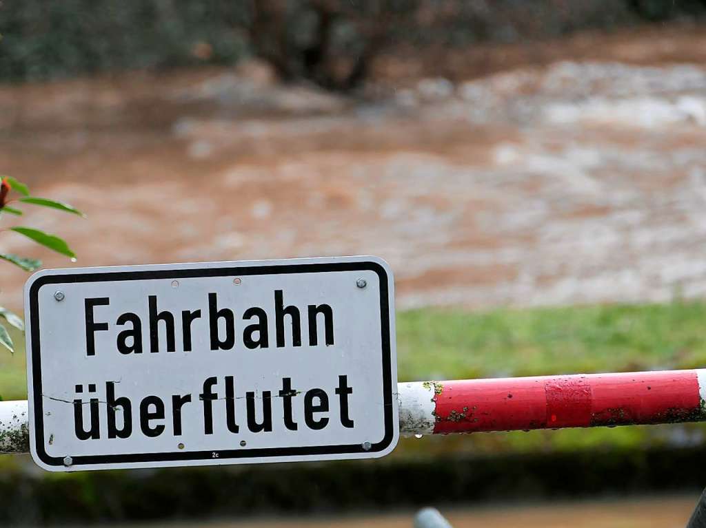 Noch ist es kein auergewhnliches Hochwasser. Doch erste Uferwege und Parkpltze am Neumagen sind gesperrt. Bei Feuerwehren und Bauhfen liegen Sandscke bereit. Kritische Marken sind bald berschritten, wenn der Regen anhlt.