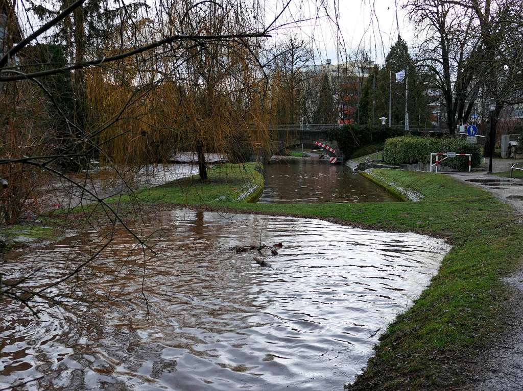 Noch ist es kein auergewhnliches Hochwasser. Doch erste Uferwege und Parkpltze am Neumagen sind gesperrt. Bei Feuerwehren und Bauhfen liegen Sandscke bereit. Kritische Marken sind bald berschritten, wenn der Regen anhlt.